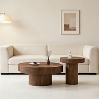 Ensemble de tables basses gigognes modernes en bois organique avec finition placage bois, mobilier contemporain pour salon