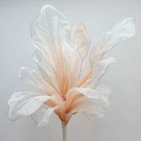 Installation artistique géante en soie, faite à la main, haut de gamme et sur mesure, pour la décoration de scène de mariage et la vitrine.