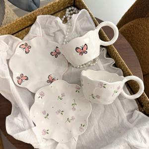 Ensemble de tasse à café et soucoupe en céramique faite à la main de style coréen avec un design frais et mignon de fleurs et de papillons, assiette à dessert - Product Image 2