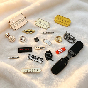 Étiquettes métalliques gravées sur mesure en alliage de zinc, gravées pour manteaux et bagages, prêtes à être expédiées, faible MOQ pour chapeaux, livraison rapide pour chaussures - Product Image 2