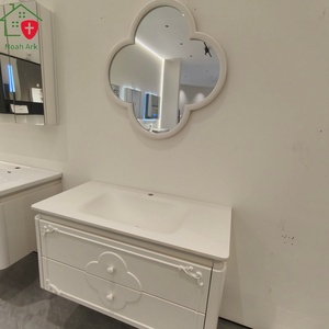 Nouvelle armoire de salle de bain blanche de style chinois avec motifs de panneaux sculptés, miroir festonné et lavabo blanc. - Product Image 4