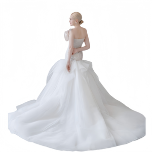 Grandioso abito da sposa bianco taglie forti-triplo dettaglio rosa e ampio treno per matrimoni a palazzo - Product Image 3