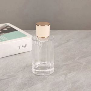 Flacon de parfum cylindrique en verre transparent de luxe rechargeable et personnalisable de 100 ml avec pulvérisateur à pompe et diffuseur à bâtonnets, prêt à l'emploi - Product Image 3