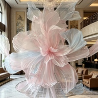 Installation de fleurs géantes en organza rose avec dégradé de couleurs pour toile de fond de mariage, vitrine de centre commercial et décoration de scène événementielle