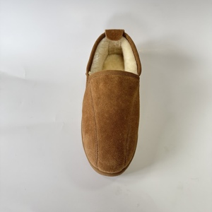 Chaussons en daim pour hommes avec doublure et semelle intérieure en fausse fourrure, couture latérale, semelle extérieure en TPR, chaussures chaudes d'intérieur et d'extérieur, vente en gros OEM ODM - Product Image 4