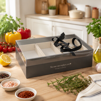 Grande boîte cadeau en carton ondulé robuste avec poignée en ruban, couvercle transparent et base en carton ondulé
