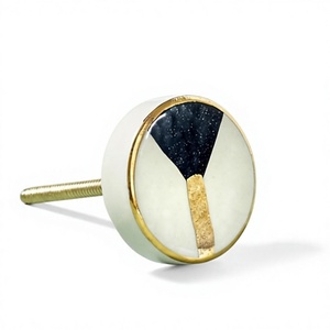 Bouton rond artistique en résine avec bordure dorée et motif noir moucheté pour la décoration intérieure - Product Image 1