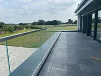 Systèmes de balustrades en verre à profil en U en aluminium sans cadre, modernes et haute performance, résistants aux charges de vent, avec garantie de 5 ans pour balcon et terrasse