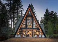 Maison préfabriquée à toit triangulaire, structure en acier, villa modulaire pour bureau, hôtel
