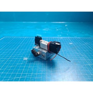 Vanne solénoïde double 4 voies Koganei A040-4E2-11W+040M2AJ-11W, utilisée comme pièce détachée pour équipement semi-conducteur Legacy - Product Image 1