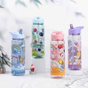 Kleurrijke Studentensport Waterflessen Bpa Gratis Milieuvriendelijke Plastic Minimalistische Sportartikelen Wandelen Met Deksel Accessoires 700Ml
