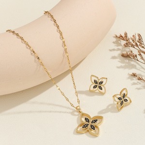 Ensemble de 2 pièces de bijoux punk : <span class=keywords><strong>boucles</strong></span> <span class=keywords><strong>d</strong></span>'<span class=keywords><strong>oreilles</strong></span> <span class=keywords><strong>et</strong></span> <span class=keywords><strong>collier</strong></span> en cuivre <span class=keywords><strong>et</strong></span> zircon, style trèfle à quatre feuilles, cadeau de mariage pour femme, chaîne assortie, ne se <span class=keywords><strong>d</strong></span>écolore pas - Product Image 4