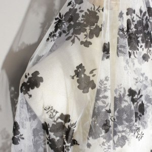 Tissu en tulle de maille de polyester floqué floral <span class=keywords><strong>personnalisé</strong></span>, texture légère et transparente pour vêtements féminins, jupes, lingerie et décoration - Product Image 3