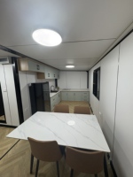 Casa Prefabricada de 20 pies, Tipo Tiny House, 2 Dormitorios, Completamente Amueblada, Expandible, Aislada Acústicamente y Resistente a la Humedad, con Terraza