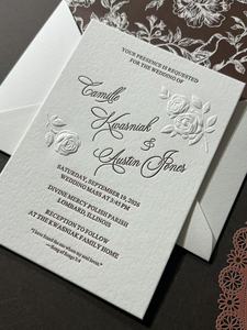Juego de Invitaciones de Boda de Lujo Personalizadas con Relieve Floral, Tarjetas de Boda en Papel de Algodón con Relieve Ciego y Sobres a Juego - Product Image 1