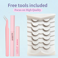 Faux cils naturels légers avec bande transparente et extrémités évasées et volumineuses, application facile pour le maquillage quotidien