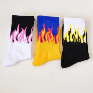 Fabricant de mode de Sport Style Bas Quantité Minimale De Commande logo Personnalisé Chaussettes De Noël cadeau flamme feu Faire Votre Propre Conception Hommes Chaussettes d'équipage