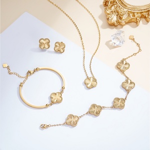 Parure de bijoux trèfle texturé pour femme en acier inoxydable plaqué or 18 carats PVD, style vintage, motif fleur porte-bonheur, collier, bracelet et boucles d'oreilles tendance - Product Image 1