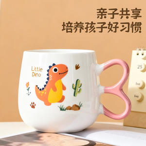 แก้วเซรามิคลายการ์ตูนไดโนเสาร์สำหรับเด็กและผู้ใหญ่ พร้อมหูจับสีชมพู แก้วของขวัญสำหรับอาหารเช้าหรือนม - Product Image 4