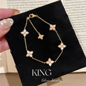 กำไลข้อมือรูปใบโคลเวอร์สี่แฉก King Silver Jewelry เงินแท้ S925 ชุบทอง ประดับมุกสีชมพู ของขวัญแฟชั่น - Product Image 1