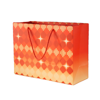 Sac de shopping en papier rouge de luxe personnalisé avec logo imprimé, résistant à l'humidité, avec poignée en corde, recyclable, emballage cadeau pour vêtements