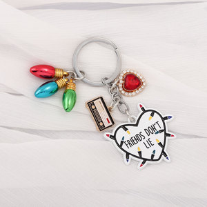 <span class=keywords><strong>Llavero</strong></span> de <span class=keywords><strong>Stranger</strong></span> <span class=keywords><strong>Things</strong></span> con la frase "Los amigos no mienten", con dijes de cassette retro y bombilla de colores, inspirado en el programa de televisión de los años 80. - Product Image 3