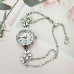 Montre élégante pour femme avec fleurs en cristal, bracelet réglable chic, montre à quartz - Product Image 1