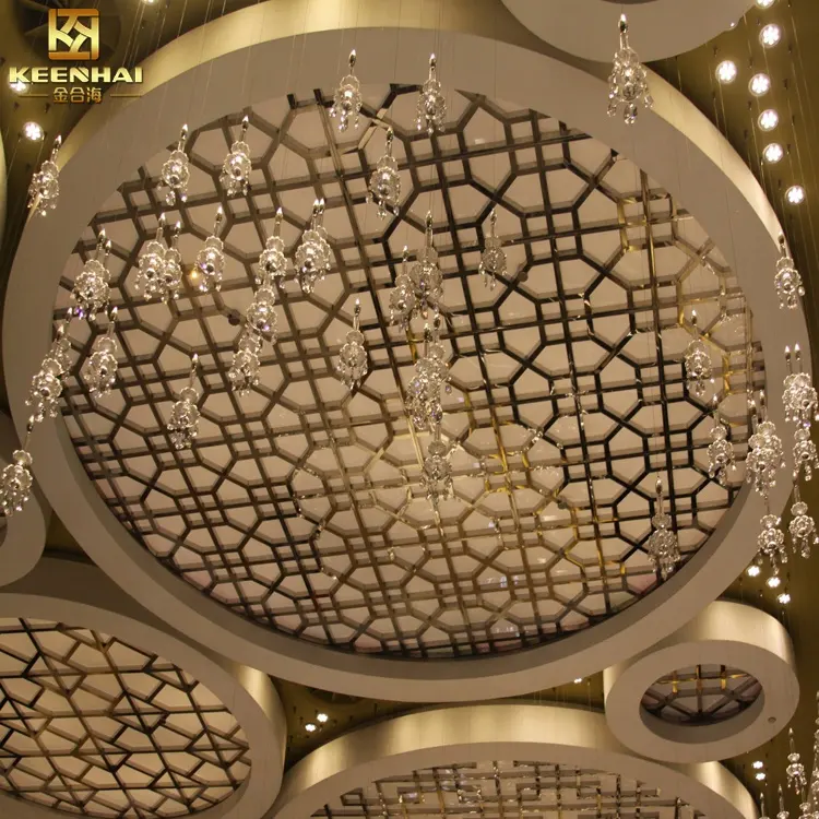 Restoran dekorasyonu için ses emici fonksiyonu ile özel yapılmış paslanmaz çelik tavan tasarımı