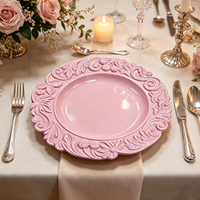 Assiettes de présentation dorées élégantes Wojia 13 pouces, bordure florale en relief, revêtement poudré, assiette en plastique de luxe, décoration de table pour banquet et événements
