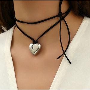 Collana con Ciondolo a Cuore Nero per Donne, Stile Pelle, Charm 3D a Cuore, Gioiello da Collo Semplice e alla Moda - Product Image 1