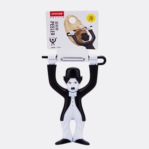 Éplucheur de fruits noir de style Charlie Chaplin, design européen-américain, lame en acier inoxydable, corps en plastique, passe au lave-vaisselle - Product Image 3