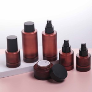Pot de bouteille de pompe de lotion de soin de la peau de luxe givré <span class=keywords><strong>rouge</strong></span> ambre mat 120ml ensemble d'emballage de bouteille de cosmétiques en verre avec pompe noire - Product Image 3