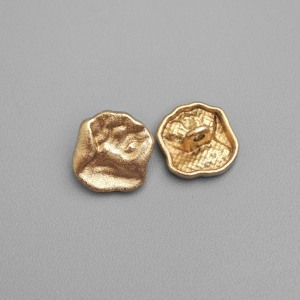 Bottoni per abbigliamento in lega Vintage personalizzati di forma irregolare con superficie testurizzata in metallo cucita a mano bottoni per camicia - Product Image 2