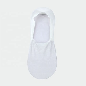 Vente en gros Chaussettes bateau invisibles en soie de glace d'été Chaussettes fines antidérapantes invisibles pour hommes - Product Image 3