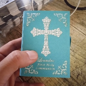 Boîte de faveur de baptême blanche de première communion de livre créatif avec couverture biblique personnalisée découpée au laser - Product Image 3