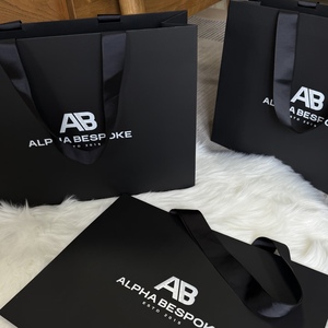 ถุงกระดาษสีดำแบบกำหนดเอง Alpha Bespoke พร้อมหูหิ้วริบบิ้น ใช้ซ้ำได้ หรูหรา สำหรับแชมพู มาสคาร่า พิมพ์ลายด้วยเทคนิคซิลค์สกรีน - Product Image 2
