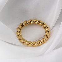 Damen Vintage einfache 18 Karat vergoldete Titan Stahl Ring Twist Single Circle unregelmäßigen Schmuck, geeignet für Partys