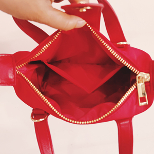 Sacs fourre-tout mini rouges de Noël personnalisés avec bandoulière amovible, sac bandoulière portable de voyage, sac à bandoulière zippé pour l'été et l'automne - Product Image 3