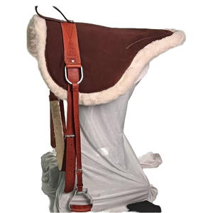Tapis de selle sans arceau pour course de barils avec rembourrage en feutre de laine de qualité supérieure, garnissage en gel et protection de la zone de contact en cuir huilé - Product Image 1