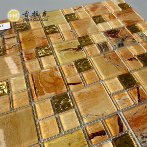 Mosaïque de verre mélangée ambre et or pour la décoration de bars et crédences de cuisine de luxe - Product Image 6