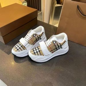 Retro Trend Design Walking Shoes with Thick Soles and Anti-slip Function. Summer Style, Suitable <b>for</b> Both Men and Women. - Product Image 1