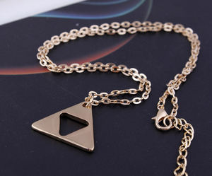 Collar con colgante Triforce de metal para mujer, estilo minimalista, geométrico - Product Image 2