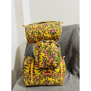 Nouvel arrivage : Ensemble de 3 trousses de toilette en coton matelassé fait main, motif tie-dye, pour femme, légères, idéales pour les voyages - Product Image 2