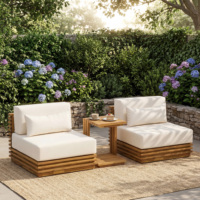 Set da Esterno di Design Oversize in 3 Pezzi con 2 Poltrone Club e Tavolo in Legno Massello di Acacia Finitura Naturale Cuscini Beige per Patio