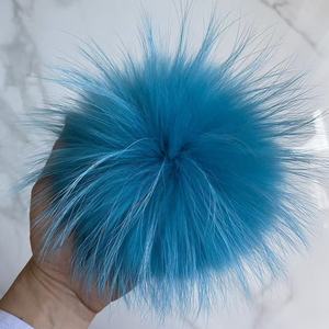 Pompones de piel de mapache Real de 15cm de alta calidad al por mayor de fábrica, bolas de pompón de piel esponjosa de Color personalizado para sombrero con broche - Product Image 6