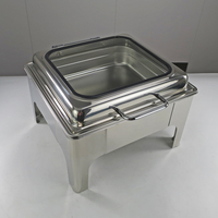 Grand chauffe-plat rectangulaire en acier inoxydable avec pieds surélevés et couvercle en verre, idéal pour les buffets et la restauration professionnelle
