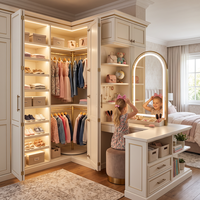 Armoire d'angle en L sur mesure pour enfants avec coiffeuse intégrée et étagères courbes pour la suite parentale des filles