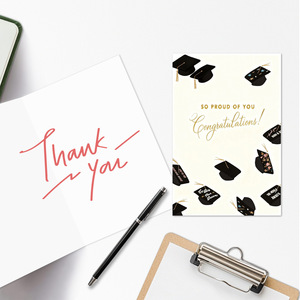 Elegante Tarjeta de Graduación con Estampado Dorado, Diseño de Birretes Negros, Tarjeta Rectangular de Papel para Celebración - Product Image 3