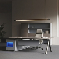 Bureau de direction moderne et minimaliste, style designer haut de gamme, table de bureau de PDG, poste de travail de luxe pour manager avec armoire latérale