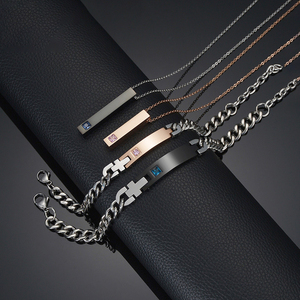 Bracelet élégant pour couples en acier titane avec pendentif cylindrique à quatre faces orné de diamants, gravure laser simple et lisse, tendance en acier inoxydable - Product Image 2